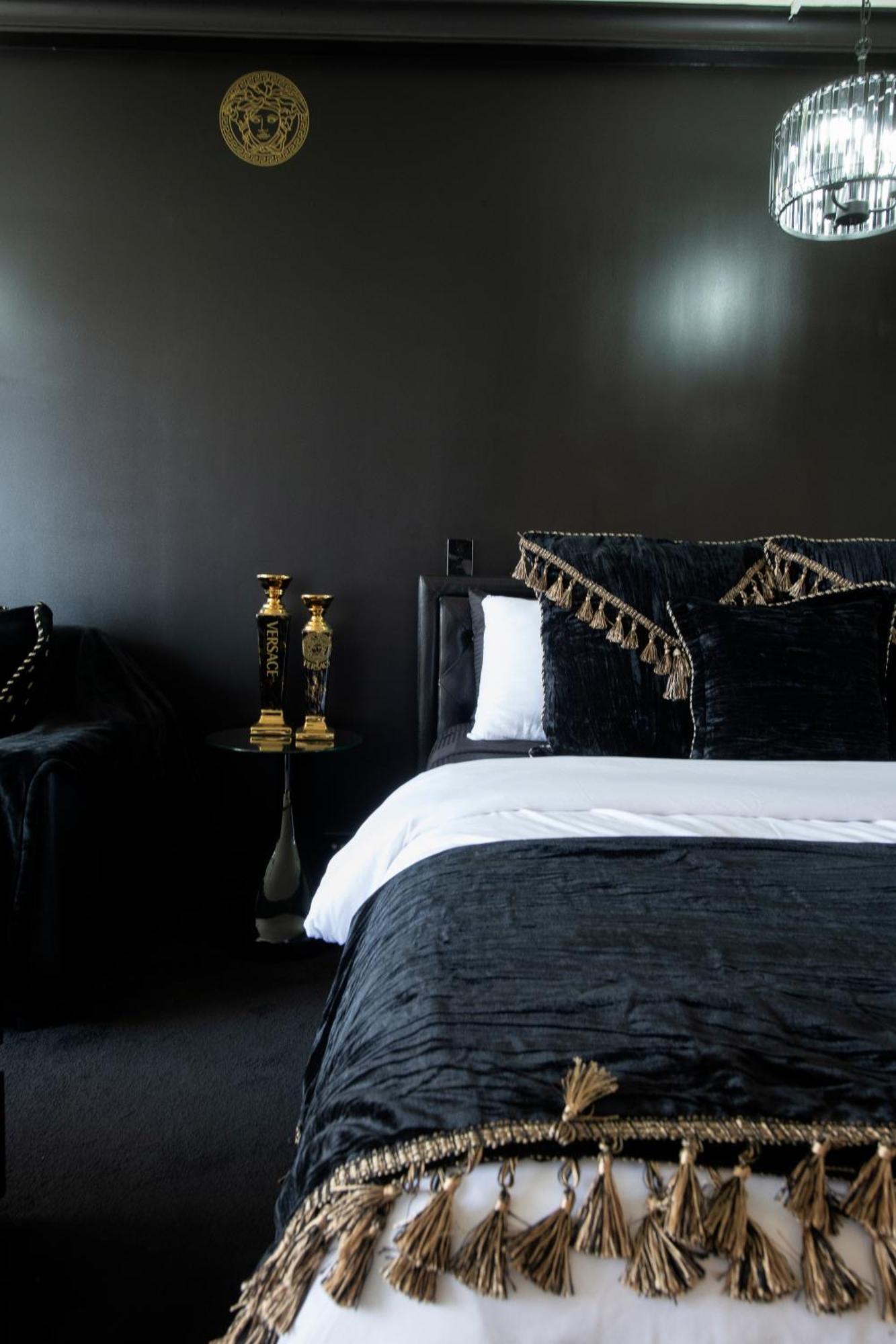 Hotel Versace Themed In Prime Location *