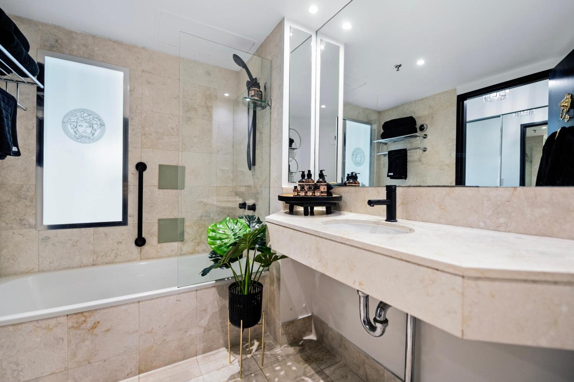 Versace Themed In Prime Location * Gold Coast