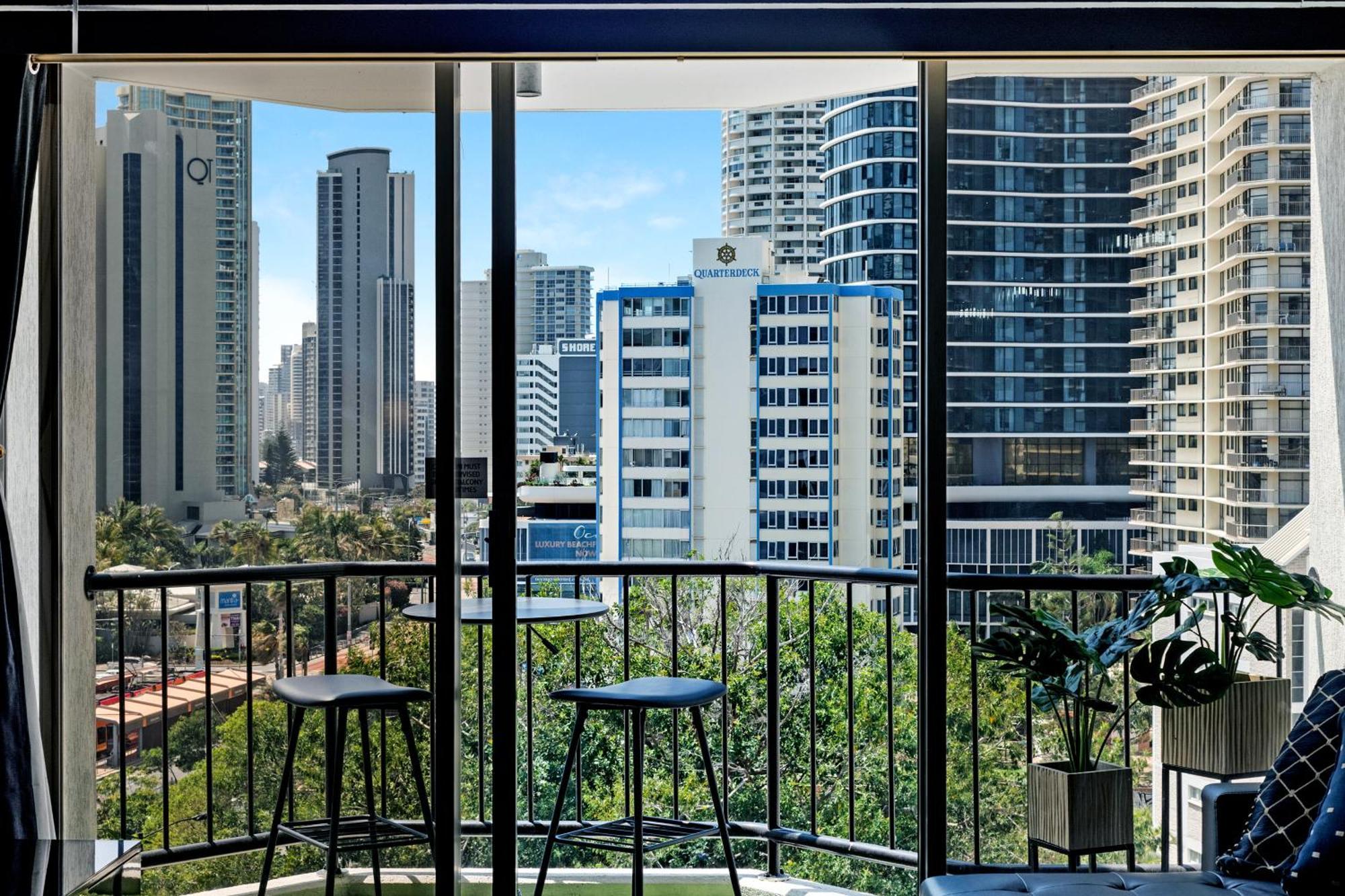 Versace Themed In Prime Location Hotel Gold Coast